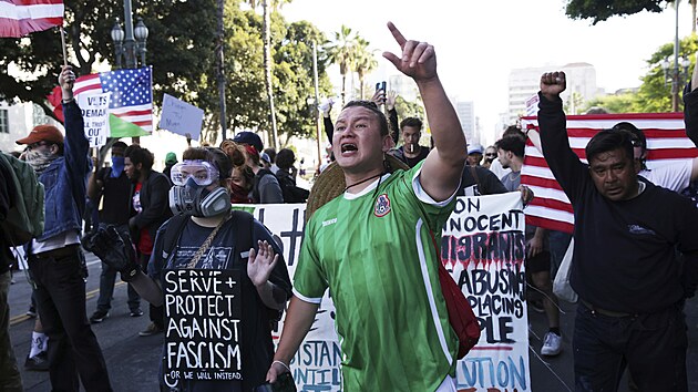 Protesty v americkém Los Angeles proti Trumpově migrační politice (11. června 2025)