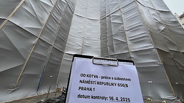 Prat hygienici dohlej na men azbestovch vlken v obchodnm dom Kotva. (10. ervna 2025)