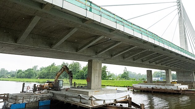 Demolice doasnch podpr lanovho mostu z pontonu plovoucho na Labi v Pardubicch (16. ervna 2025)