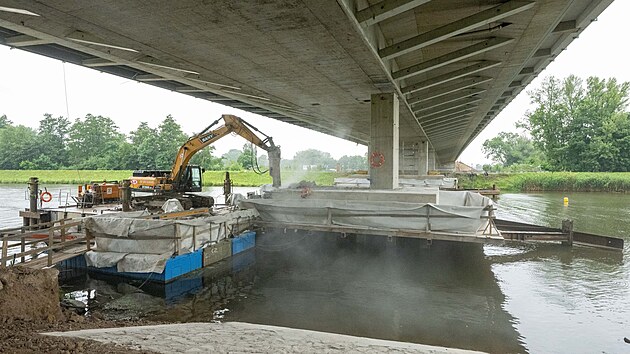 Demolice doasnch podpr lanovho mostu z pontonu plovoucho na Labi v Pardubicch (16. ervna 2025)