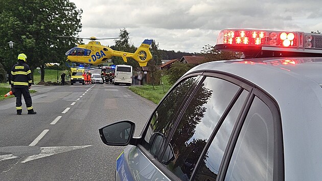 Auto u Litomyle dvku srazilo a odmrtilo na autobus. Transportovat ji musel vrtulnk (9. ervna 2025)