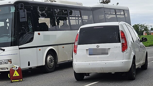 Auto u Litomyle dvku srazilo a odmrtilo na autobus. Transportovat ji musel vrtulnk (9. ervna 2025)