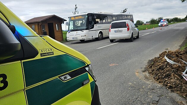 Auto u Litomyle dvku srazilo a odmrtilo na autobus. Transportovat ji musel vrtulnk (9. ervna 2025)