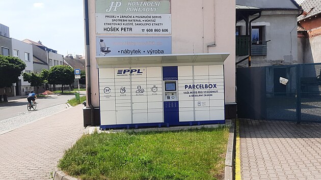 Vdejn boxy v Husov ulici jsou od sebe vzdlen 50 metr.