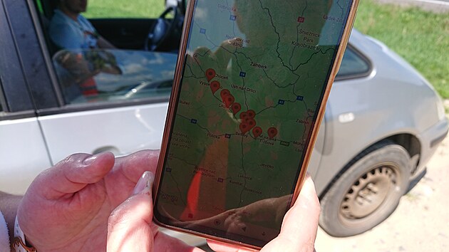 Kamila Krlov na svm mobilnm telefonu ukazuje, na kolika stacch secch je jako dobrovolnice zaregistrovna.