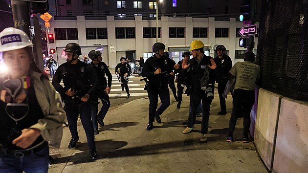 V centru Los Angeles pokrauj protesty proti federlnm imigranm ztahm. (11. ervence 2025)