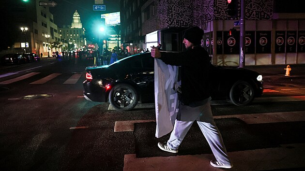 V centru Los Angeles pokrauj protesty proti federlnm imigranm ztahm. (11. ervence 2025)