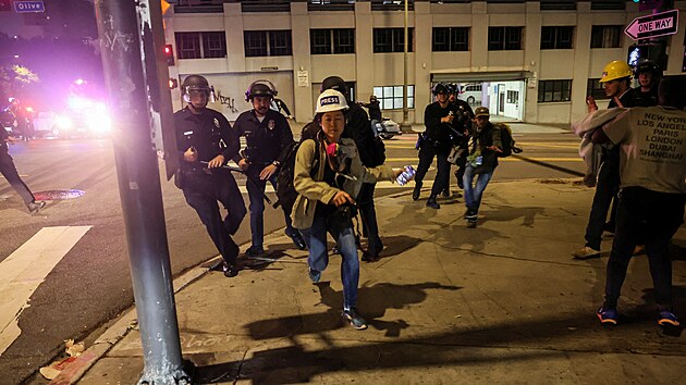 V centru Los Angeles pokrauj protesty proti federlnm imigranm ztahm. (11. ervence 2025)