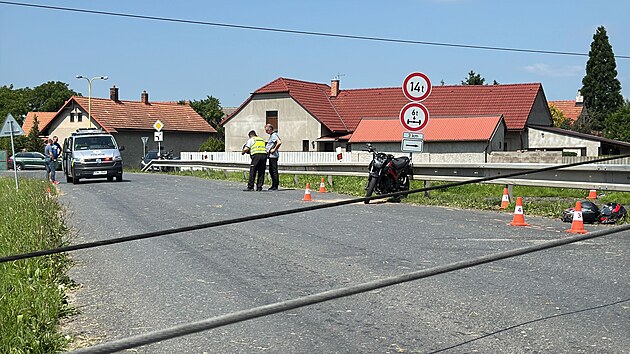 Traktor u Rohozce pi kolizi na poli porazil sloup elektrickho veden. Do strench drt nsledn nejela motorka. (12. ervna 2025) 