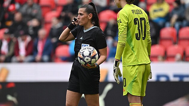 Michaela Pachtov pi derby en v Edenu, kde byl k dispozici poprv v ensk lize v esku systm VAR.