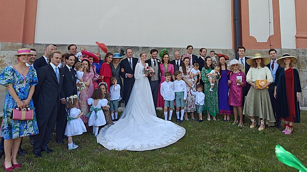 Komtesa Czernin Maria Gloria z chudenick vtve lechtickho rodu si v sobotu v jednom z nejvtch baroknch kostel v echch v Peticch v okresu Plze-jih vzala markze Laszlo de Brissac z prastarho francouzskho lechtickho rodu. Na psn utajovanou svatbu se sjela lechta z cel Evropy, astnil se i belgick krl s chot.
