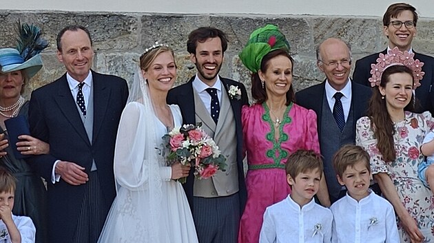 Komtesa Czernin Maria Gloria z chudenick vtve lechtickho rodu si v sobotu v jednom z nejvtch baroknch kostel v echch v Peticch v okresu Plze-jih vzala markze Laszlo de Brissac z prastarho francouzskho lechtickho rodu. Na psn utajovanou svatbu se sjela lechta z cel Evropy, astnil se i belgick krl s chot.