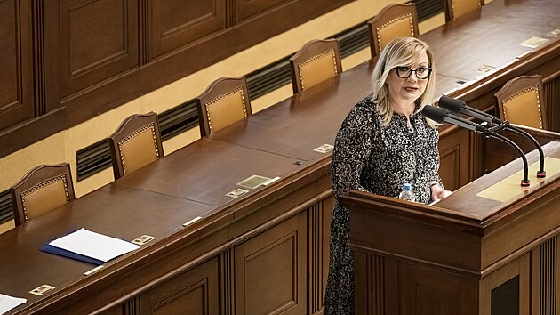 Pedsedkyn poslaneckho klubu hnut ANO Alena Schillerov bhem mimodn schze Poslaneck snmovny (11. erven 2025)