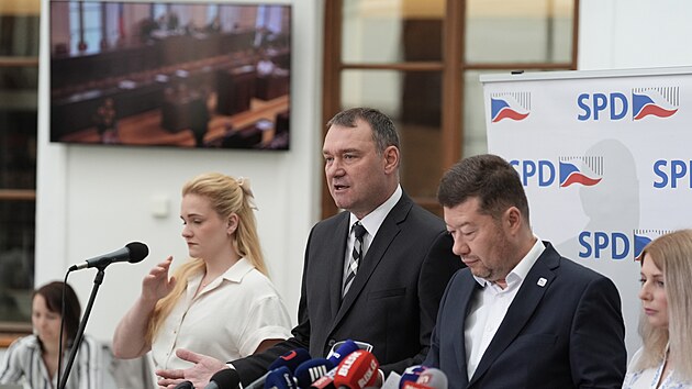 Tomio Okamura a Radim Fiala (SPD) na tiskov konferenci ped mimodnou schz Poslaneck snmovny (11. ervna 2025)