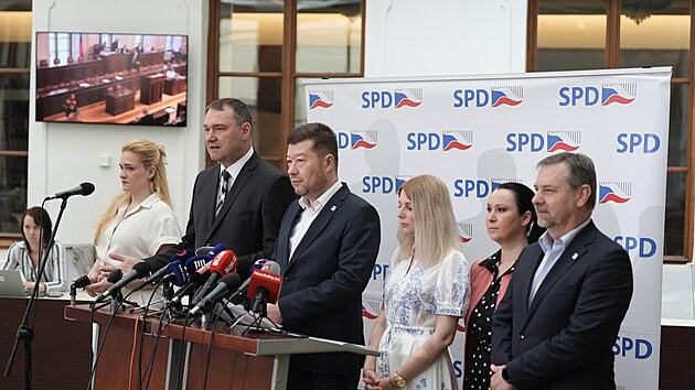 Tomio Okamura a Radim Fiala (SPD) na tiskov konferenci ped mimodnou schz Poslaneck snmovny (11. ervna 2025)