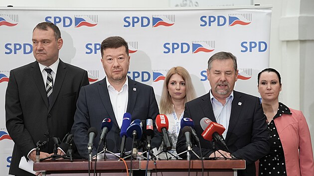 Tomio Okamura a Radim Fiala (SPD) na tiskov konferenci ped mimodnou schz Poslaneck snmovny (11. ervna 2025)