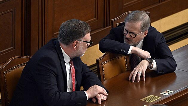 Ministr financ Zbynk Stanjura a premir Petr Fiala (ODS) na mimodn schzi Poslaneck snmovny (13. ervna 2025)