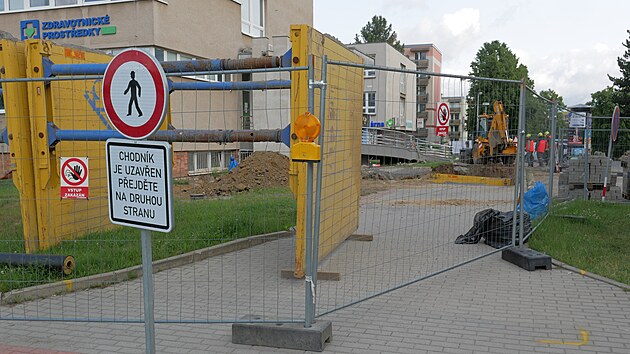 Kvli rekonstrukci veden horkovodu je uzaven i chodnk a parkovit ped poliklinikou.