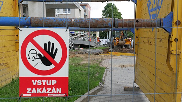 Kvli rekonstrukci veden horkovodu je uzaven i chodnk a parkovit ped poliklinikou.