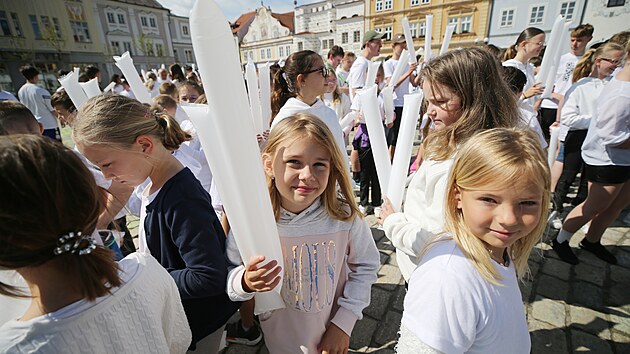 Rekordnch 1377 k pelhimovskch zkladnch kol vytvoilo na tamnm nmst ob iv obraz. Stalo se tak u pleitosti oslav kulatho vro od prvn zmnky o mstu. K barevnmu sladn pisplo vhodn obleen kolk i nafoukl fandc tye.