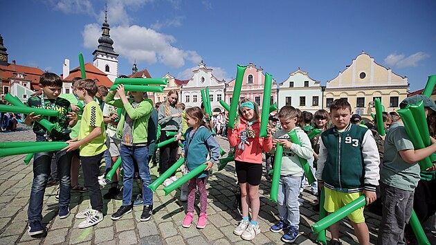 Rekordnch 1377 k pelhimovskch zkladnch kol vytvoilo na tamnm nmst ob iv obraz. Stalo se tak u pleitosti oslav kulatho vro od prvn zmnky o mstu. K barevnmu sladn pisplo vhodn obleen kolk i nafoukl fandc tye.