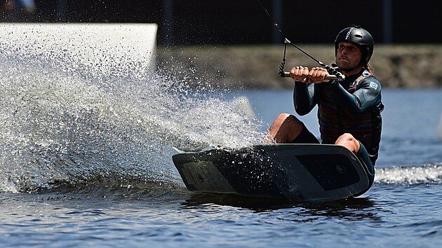 Wakeboardov vlek na koupaliti Rolava je pes lto vyhledvanou atrakc Karlovch Var.