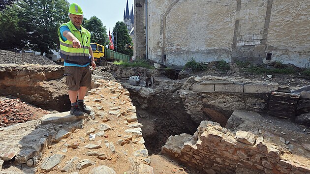 Archeolog Muzea Cheb Michal Bernek ukazuje zbytky opevnn, kter objevili stavbai pi rekonstrukci Kamenn ulice.