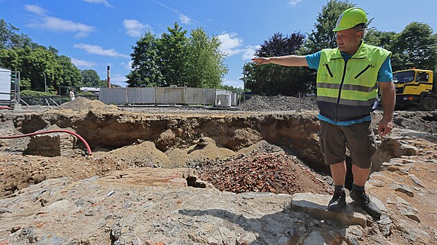 Archeolog Muzea Cheb Michal Bernek ukazuje zbytky opevnn, kter objevili stavbai pi rekonstrukci Kamenn ulice.