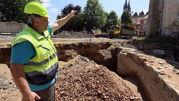 Archeolog Muzea Cheb Michal Bernek ukazuje zbytky opevnn, kter objevili stavbai pi rekonstrukci Kamenn ulice.