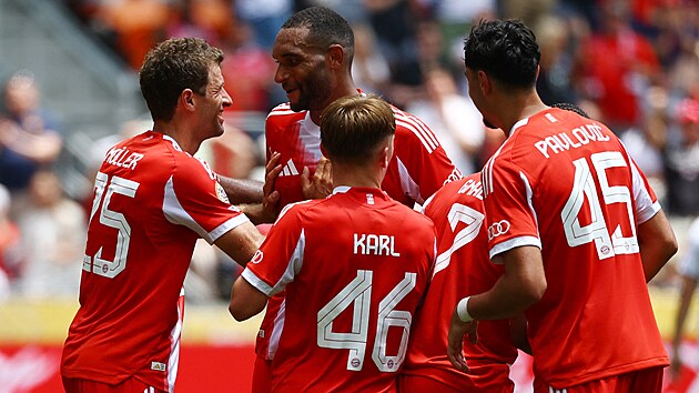 Fotbalisté Bayernu Mnichov se radují z gólu v utkání mistrovství sv�ta klub�...