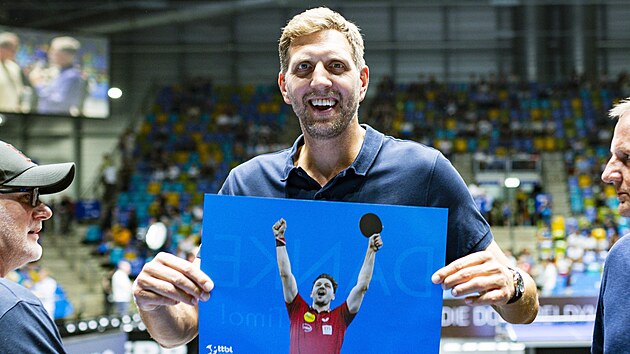 Legendrn nmeck basketbalista Dirk Nowitzki fandil stolnmu tenistovi Timo...