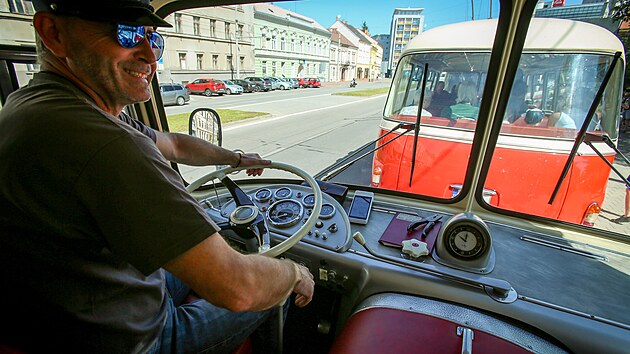 idi Miloslav Madarasz za volantem kody 706 RTO. Del pka po jeho prav ruce je motorov brzda. Motor je pak umstn pod krytem.