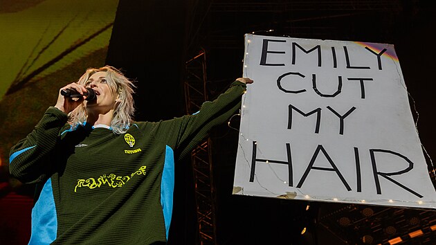 Zpvaka Linkin Park Emily Armstrong s npisem, kter nenechala bez povimnut.