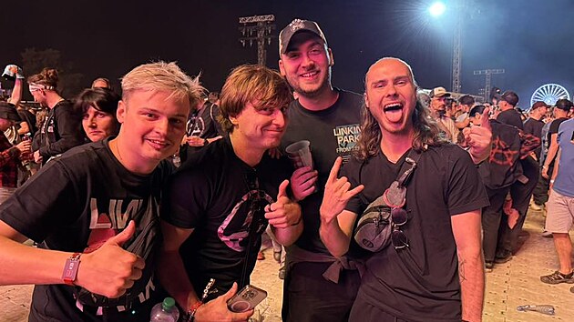 Filip Souek a jeho kamardi se fot s fanoukem, kterho pi koncertu Linkin Park oholila zpvaka Emily Armstrong.