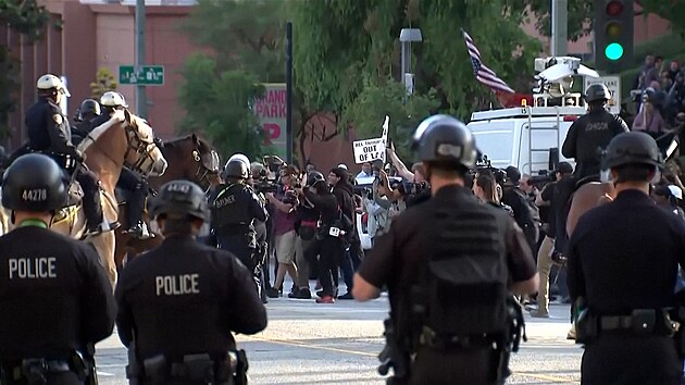 Pátý den protestů v americkém Los Angeles, platí zákaz nočního vycházení