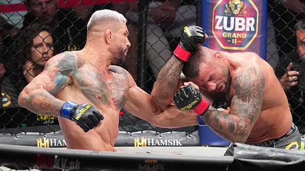 Momentka ze zápasu Karlos Vémola - Attila Végh (vlevo)