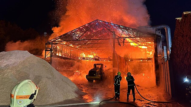 Hasii likviduj por pily ve Velkch Karlovicch na Vsetnsku. (17. ervna 2025)