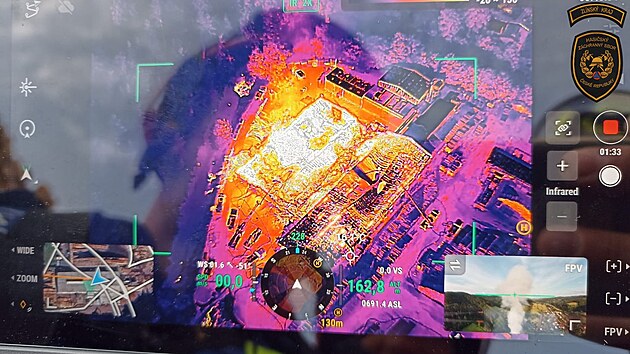Hasii likviduj por pily ve Velkch Karlovicch na Vsetnsku. Msto poru zachycen dronem s termokamerou. (17. ervna 2025)