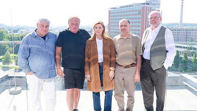Naten kriminlnho serilu esk televize Msto inu Zln. Obchodn dm Zln. Zleva Martin Froyda (producent), Ji Chlumsk (reie), herci Jitka Schneiderov, Radek Holub, Igor Bare. (erven 2025)