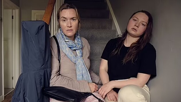Kate Winsletov a jej dcera Mia Threapletonov v televiznm drama I Am Ruth (2022)