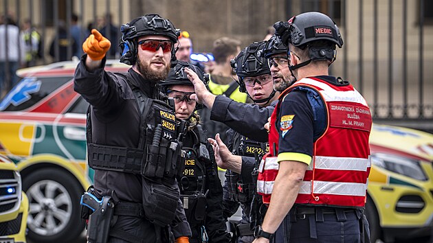Kvli cvien policie a dalch zchrannch sloek se veejnosti uzavel Prask hrad. (10. ervna 2025)