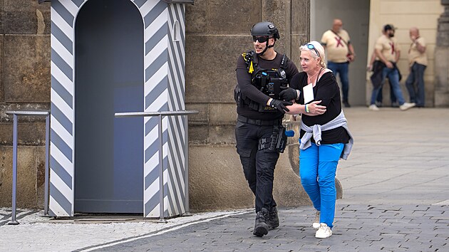 Kvli cvien policie a dalch zchrannch sloek se veejnosti uzavel Prask hrad. (10. ervna 2025)