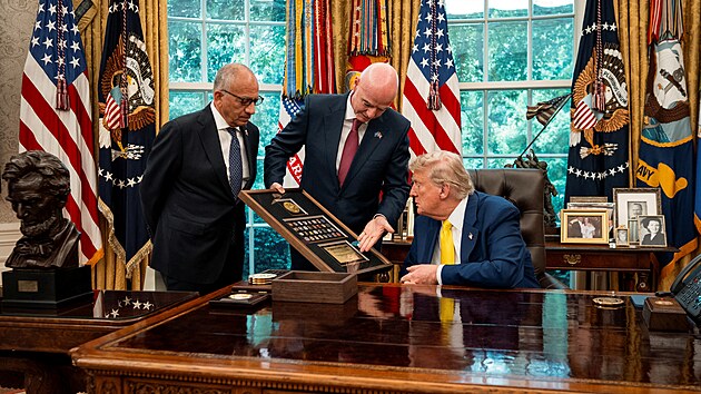 Donald Trump pijal v Blm dom delegaci hr Juventusu a FIFA. Na fotce s jejm prezidentem Gianni Infantinem.
