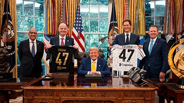 Donald Trump pijal nvtvu veden FIFA a tmu Juventusu v prbhu mistrovstv svta klub.