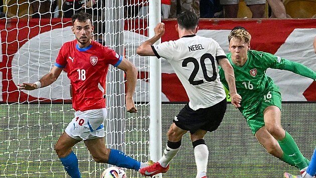 N�mecký zálo�ník Paul Nebel st�ílí druhý gól do sít� �eského výb�ru.