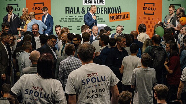 Pedvolebn roadshow ldr SPOLU v Praze. Mezi divky nebyli jen pznivci. (12. kvtna 2025)