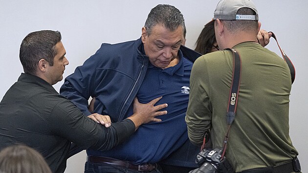 Americk demokratick sentor za Kalifornii Alex Padilla se stetl s ochrankou ministryn vnitn bezpenosti Kristi Noemov. (12. ervna 2025)