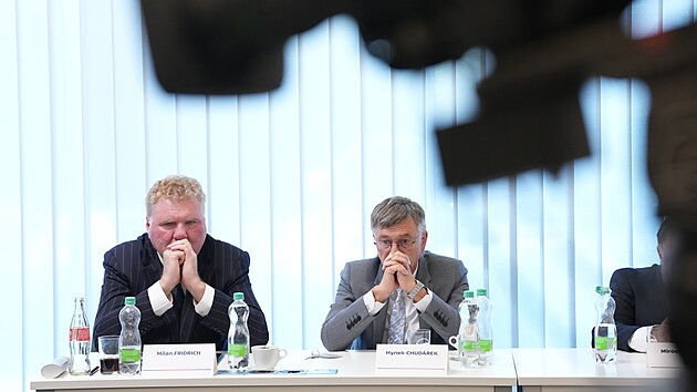 Milan Fridrich a Hynek Chudárek b�hem volby nového generálního �editele �T....