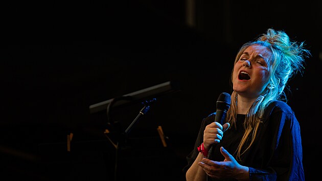 Zpvaka Iva Mareov
