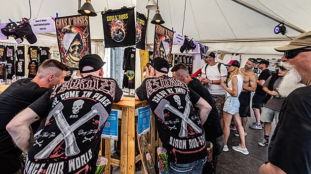 Fanouci ped koncertem Guns N Roses na hradeckm letiti (15. ervna 2025)